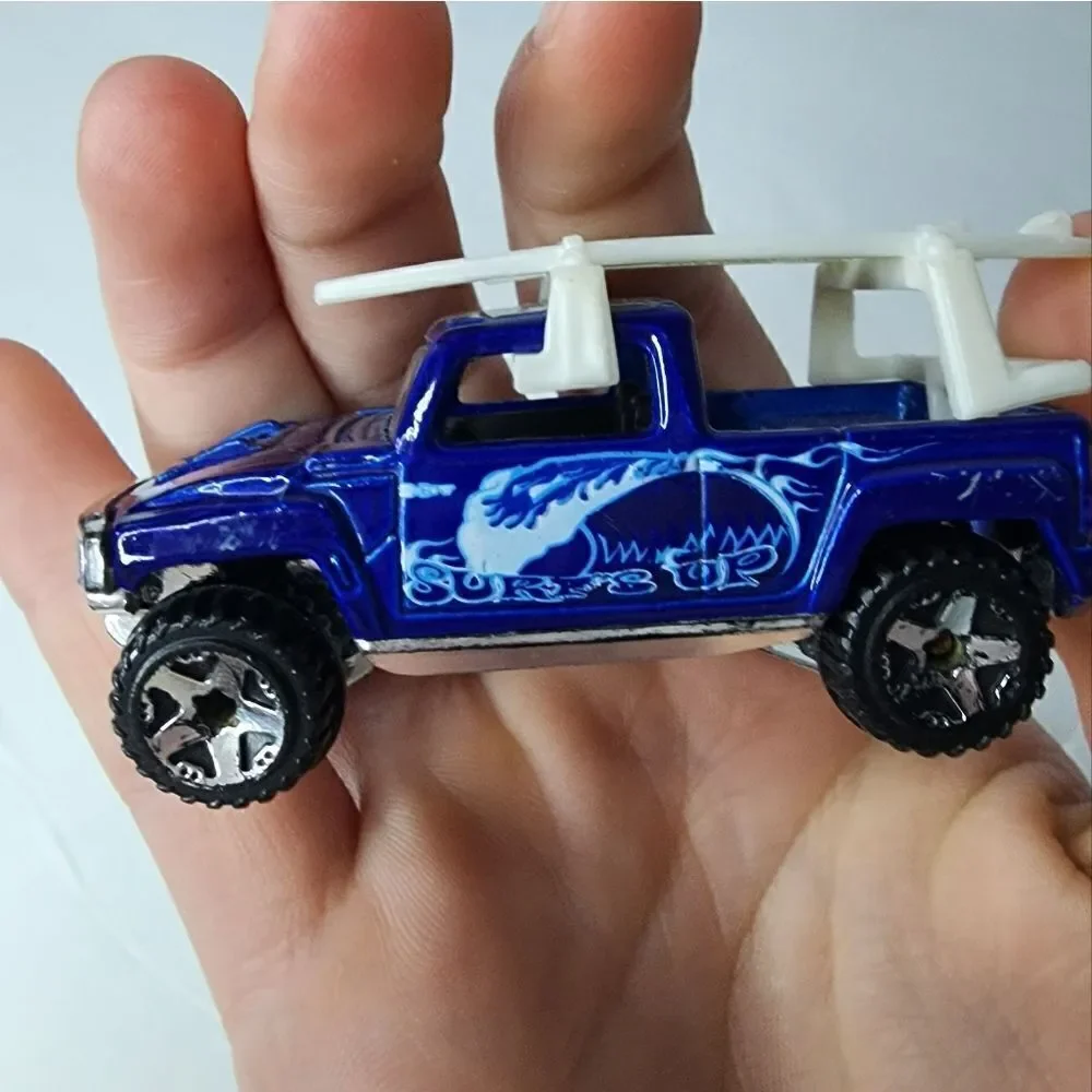 Hot Wheels die cast  Hummer H3T Concept  Surf’s Up 2004 collectable